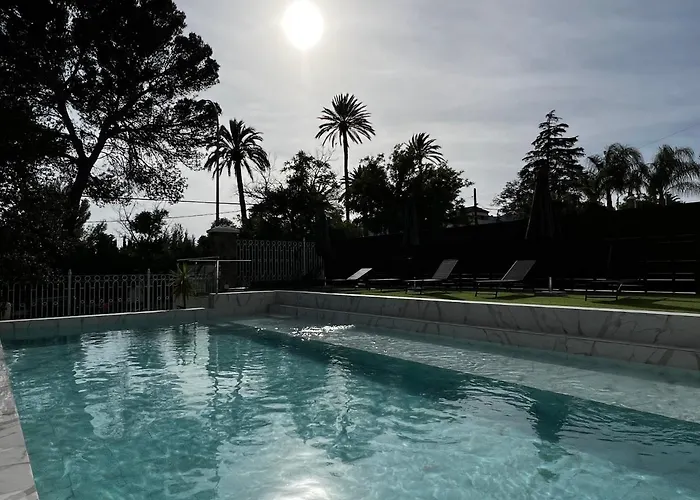 Los Almendros - Free Parking