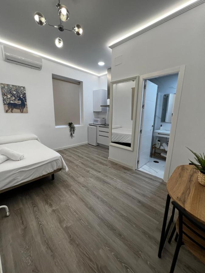 Almendros - Free Parking